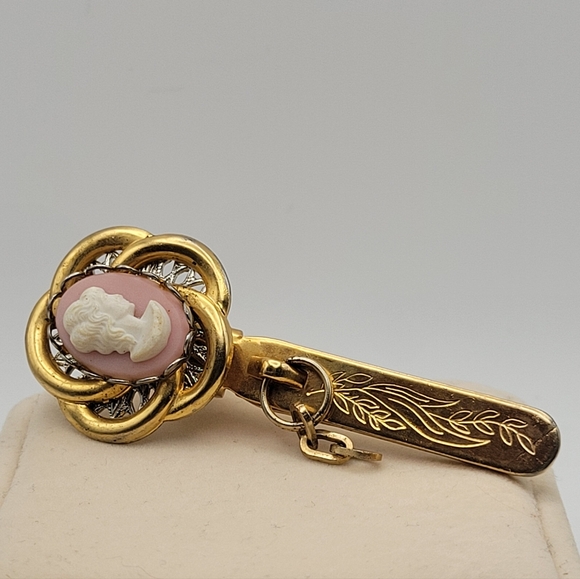 cameo Jewelry - Beautiful Vintage Gold Tone Pink Cameo Clip